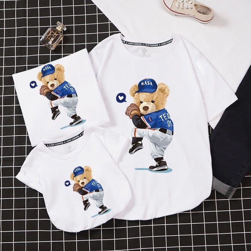 Áo gia đình Familylove - Set gia đình Họa Tiết Hình Chú Gấu Bóng Chày Đáng Yêu chất liệu cotton 100%