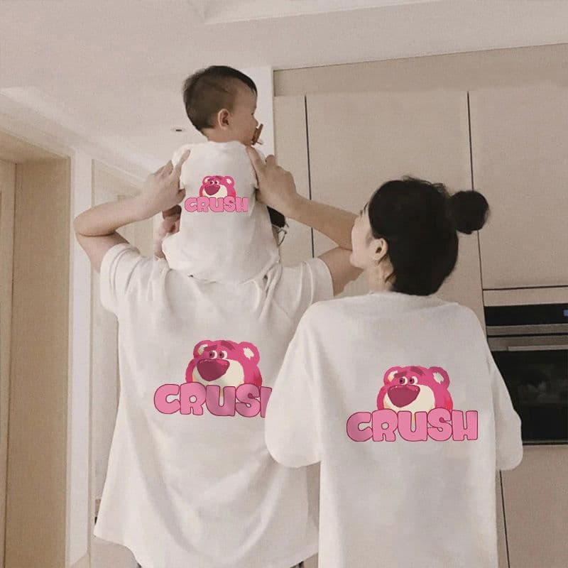 Áo gia đình Familylove - đồ gia đình họa tiết chú gấu dâu LOTSO CRUSH đáng yêu chất liệu cotton 100%
